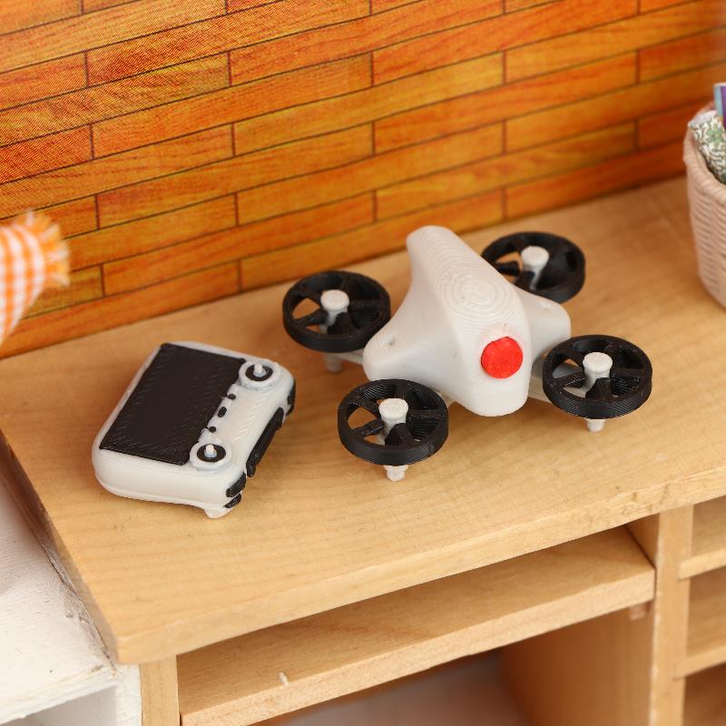 Drone - โมเดลโดรนจำลองขนาดเล็กพร้อมรีโมทคอนโทรล 1:12 สเกล ตกแต่งฉากบ้านตุ๊กตา อุปกรณ์ประกอบฉากถ่ายภาพขนาดจิ๋ว